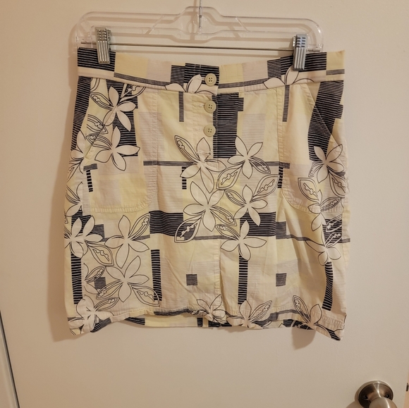 Tommy Bahama 18 Golf Size 6 Skort Pre-owned - Picture 1 of 3